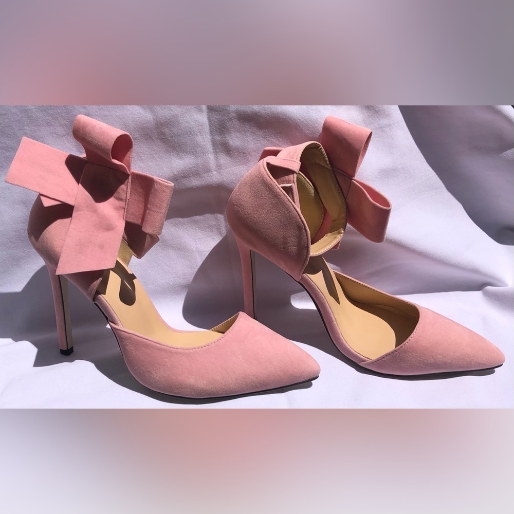 MM July, size 42, size 11 pink 4.5 inch heels, velvet like material. Bow strap